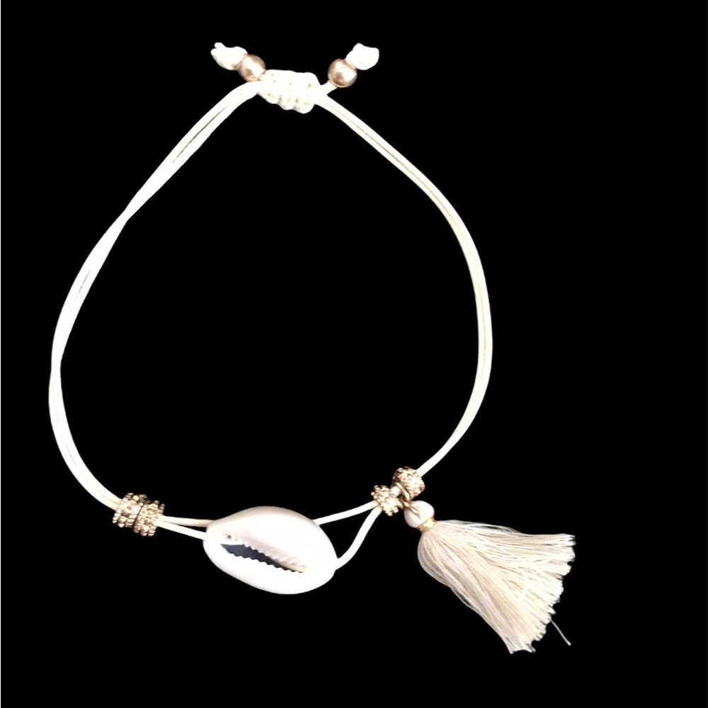 BOUTIQUE ITEM- SHELL & TASSEL BRACELET